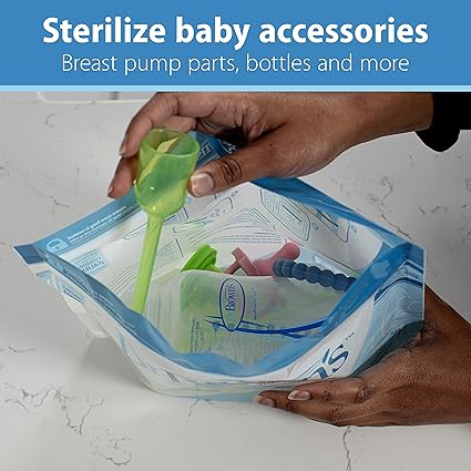 Manos de un adulto colocando un biberón, chupón y accesorios en una Bolsa para Esterilizar Dr