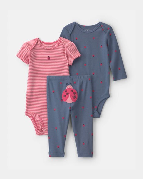 Set de ropa para bebé niña Carter's de 3 piezas: bodysuit de rayas rosa, bodysuit azul de mariquitas y pantalón.
