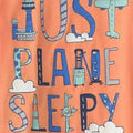 Primer plano de camiseta naranja Carter's Just Plane Sleepy con letras de aviones y nubes.