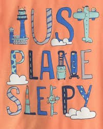 Primer plano de camiseta naranja Carter's Just Plane Sleepy con letras de aviones y nubes.
