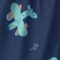Detalle del pantalón corto azul marino Carter's para niño con estampado de aviones y estrellas.
