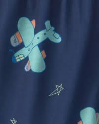 Detalle del pantalón corto azul marino Carter's para niño con estampado de aviones y estrellas.