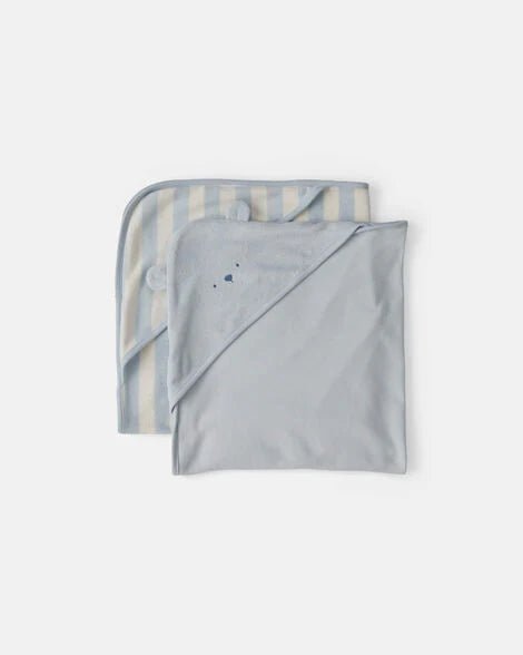 Set de 2 toallas con capucha Carter's para bebé: una azul con osito y otra a rayas azul/blanco.