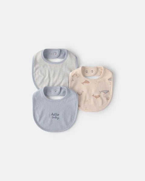 Set de 3 baberos Carter's para bebé: uno rayado azul/blanco, uno azul con "Hello Baby", y uno beige con ballenas.