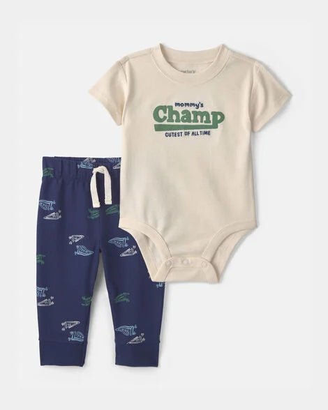 Conjunto Carter's para bebé Mommy's Champ, bodysuit crema y pantalón azul marino con aviones.