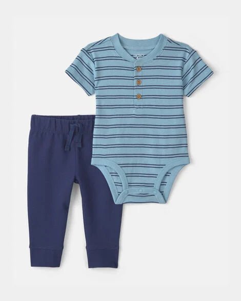 Conjunto Carter's de bebé: bodysuit a rayas celeste y pantalón azul marino con cordón.