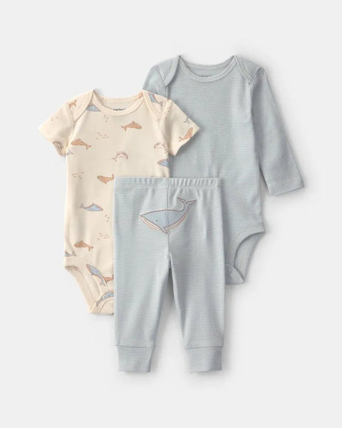 Conjunto de ropa Carter's para bebé: bodys azul y crema, pantalón azul con estampado de ballenas.