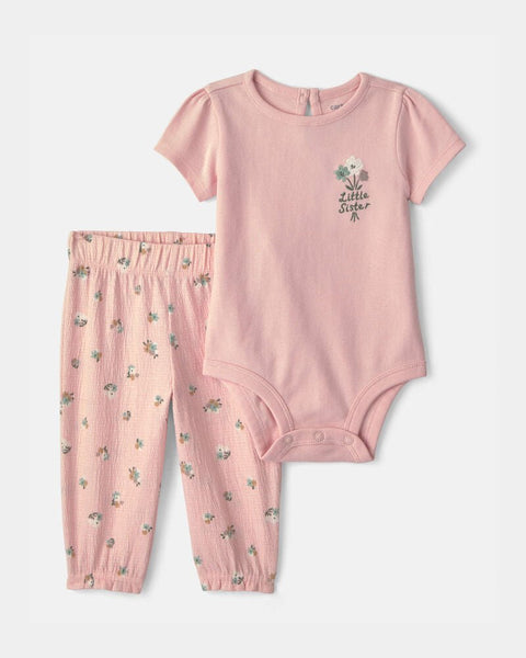 Conjunto de body rosa "Little Sister" y pantalón floral rosado Carter's para bebé niña.