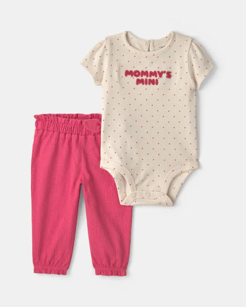 Conjunto de ropa de bebé niña Carter's: body color crema 'Mommy's Mini' y pantalón fucsia.