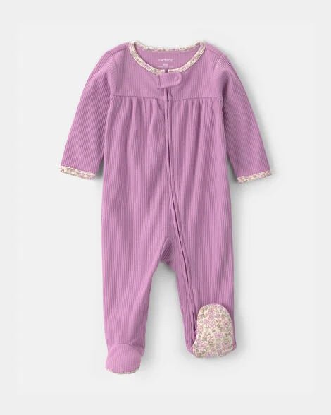 Pijama enterizo Carter's lila para bebé niña, textura acanalada, con pies y ribete floral.