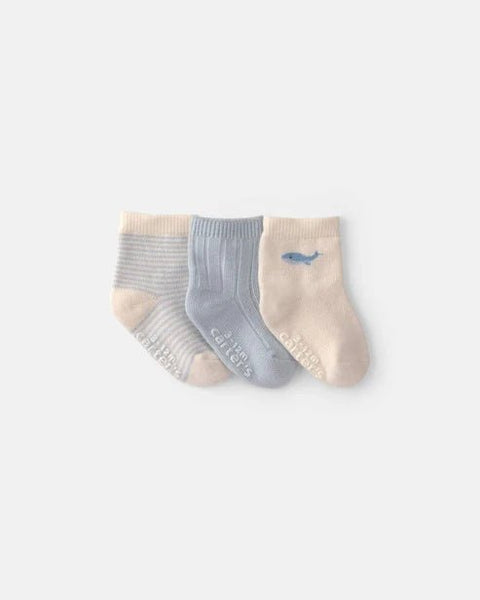 Pack de 3 calcetines escarpines Carter's para bebé: azul liso, rayas y beige con ballena.