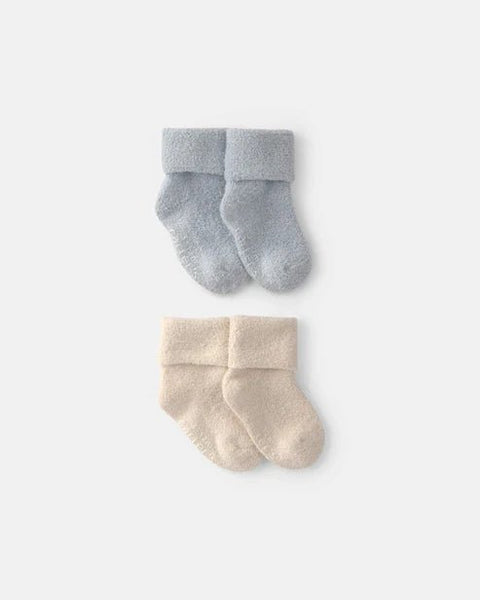 Set de calcetines de chenilla para bebé Carter's, dos pares: azul y beige con suela antideslizante.