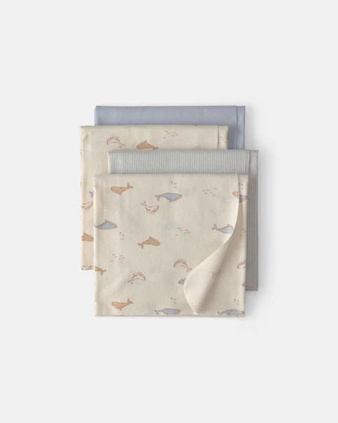 Set de 4 mantas de recibimiento Carter's para bebé, diseño de ballenas y colores suaves.