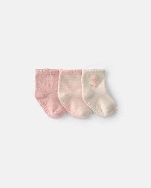Set de 3 calcetines para bebé niña Carter's en rosa liso, rayas y crema con flor bordada. Con suelas antideslizantes para seguridad.