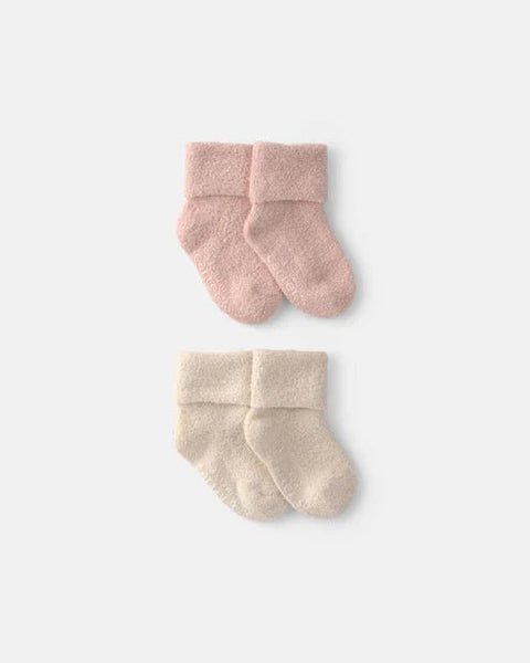 Set de botines de chenilla Carter's para bebé, colores rosa claro y beige. Suaves y cálidos.