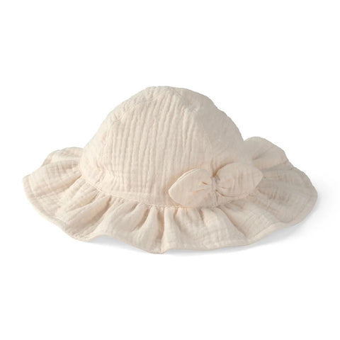 Gorrito de bebé niña Carter's color crema con lazo decorativo y borde rizado, tejido suave.
