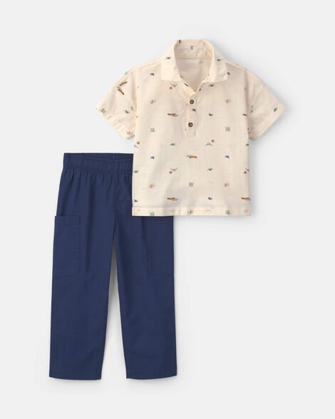 Conjunto Carter's para niño: polo crema con estampado de aventura y pantalón azul marino.