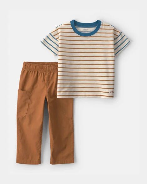 Conjunto Carter's para niño: camiseta a rayas beige y café con cuello azul, y pantalón color terracota.