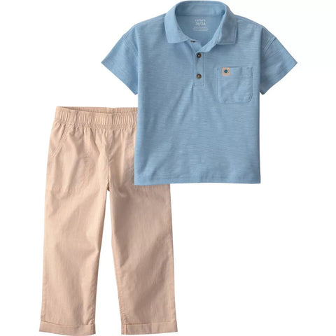 Conjunto Carter's para niño: polo azul claro texturizado y pantalón largo caqui con elástico.