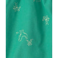 Detalle de shorts verdes Carter's con patrón sutil de dinosaurios y palmeras tropicales.