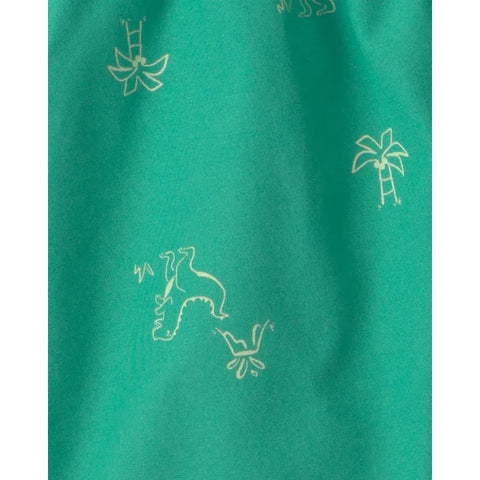 Detalle de shorts verdes Carter's con patrón sutil de dinosaurios y palmeras tropicales.