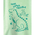 Detalle camiseta Carter's verde claro con estampado de dinosaurio y frase 'HERE COMES TROUBLE'.
