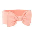 Diadema para bebé Oshkosh rosada con lazo grande, tela suave y texturizada, ideal para niñas.