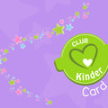 Primer plano de la Tarjeta Club Kinder en tono morado, con estrellas y el logo de corazón, con