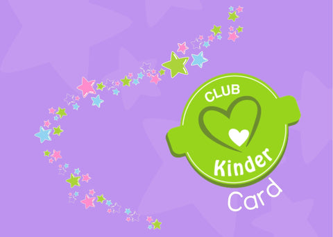 Primer plano de la Tarjeta Club Kinder en tono morado, con estrellas y el logo de corazón, con