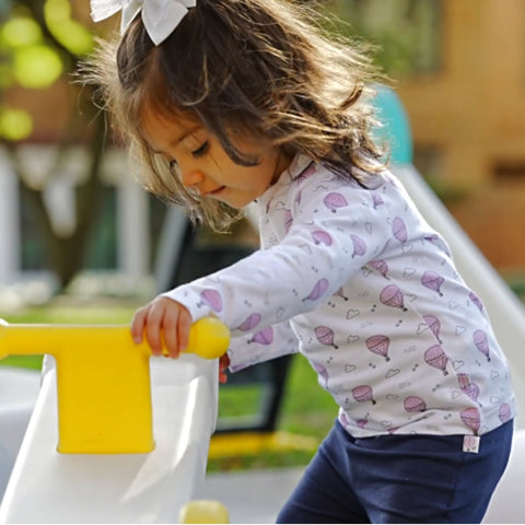 Conjunto de 2 piezas Kinder: Blusa de manga larga con diseño de globos aerostáticos y pantalón para niña. - Kinder Guatemala - Conjunto Blusa y pantalón