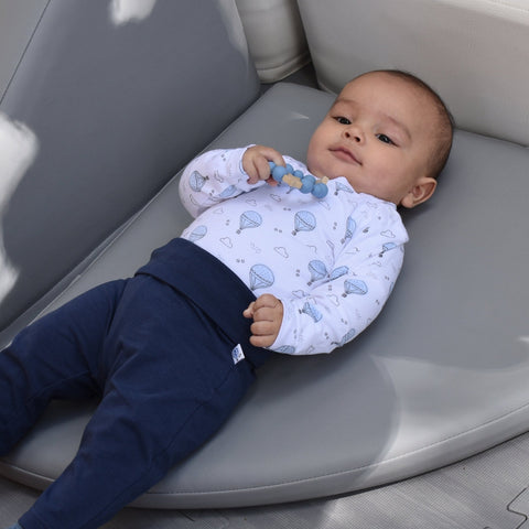 Conjunto de 2 piezas Kinder: Camisa de manga larga con diseño de globos aerostáticos y pantalón para niño. - Kinder Guatemala - Conjunto camisa y pantalón