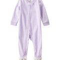Pijama Carters lila para niña con pies, zipper frontal y estampado de corazones rosados. Incluye